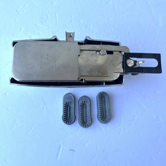 Vintage Greist The Buttonholer In Original Box - Picture 2 of 3